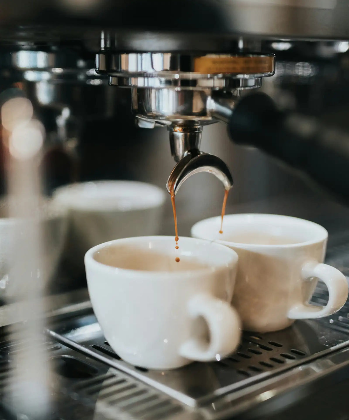 espresso-machine-pouring-cups